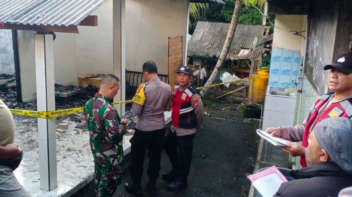 
OLAH TKP - Petugas saat melakukan olah TKP di rumah Pekak Merta, di Dusun Apuan Kelod, Desa Apuan, Kecamatan Susut, Kabupaten Bangli, terbakar, Selasa (16/7).