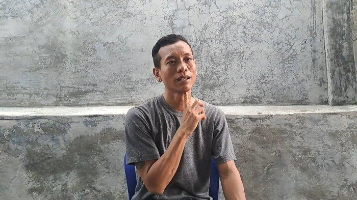 Kesaksian - Kadek Agus Ariawan saat ditemui di kediamannya di Kelurahan Liligundi, Kecamatan Buleleng pada Sabtu (22/3/2025). Agus menceritakan ihwal pengalamannya selama delapan bulan menjadi korban TPPO di perbatasan Myanmar - Thailand. Warga Buleleng Bali Jadi Korban TPPO, Dipaksa Jadi Penipu, Dapat Siksaan Jika Tidak Penuhi Target