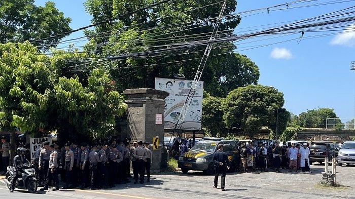 Warga Desa Bugbug Karangasem Bali saat berkumpul di parkir Utara GOR Ngurah Rai Denpasar. Berikan dukungan kepada kerabatnya yang tengah menjalani pemeriksaan di Polda Bali.