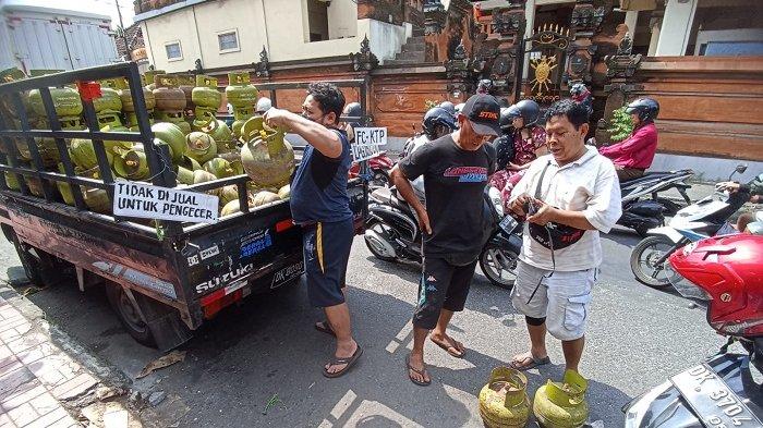 Warga membeli gas elpiji 3 kg di kawasan Jalan Gunung Merapi Denpasar, Bali, Selasa 25 Juli 2023.