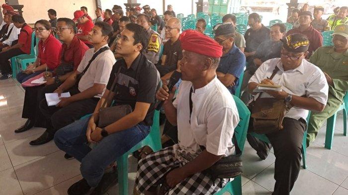 Warga saat menyampaikan aspirasinya ke Kapolres Tabanan dan kapolsek jajaran.