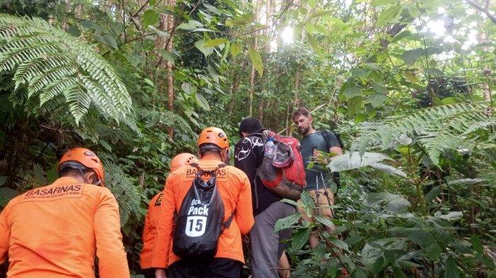 Tim SAR saat melakukan evakuasi WNA di Gunung Agung, Sabtu 14 Juni 2025. Wisatawan Asing Terjatuh di Gunung Agung Karangasem Bali, Dievakuasi Tim SAR Gabungan