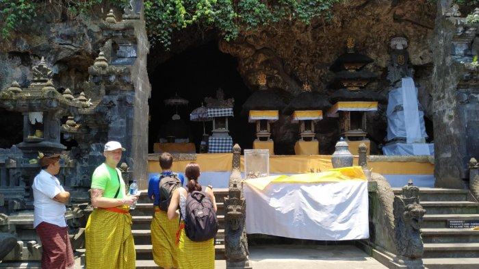 Wisatawan ketika mengunjungi Goa Lawah Temple di Desa Pesinggahan, Kecamatan Dawan, Kabupaten Klungkung, Bali.
