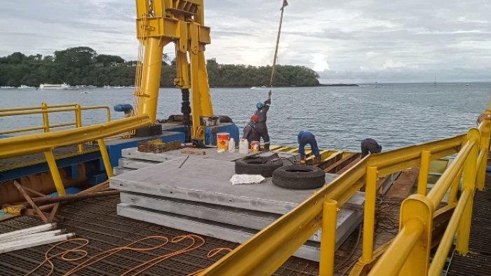 Bukaan Ramp Landasan Ramp Door Alami Kropos, Dermaga I Pelabuhan Padang Bai Dalam ...