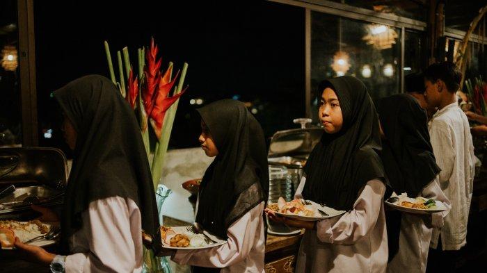 Suasana buka puasa anak-anak Panti Asuhan Yappenatim Gianyar di Hotel Maxone Ubud, Jumat 5 April 2024.