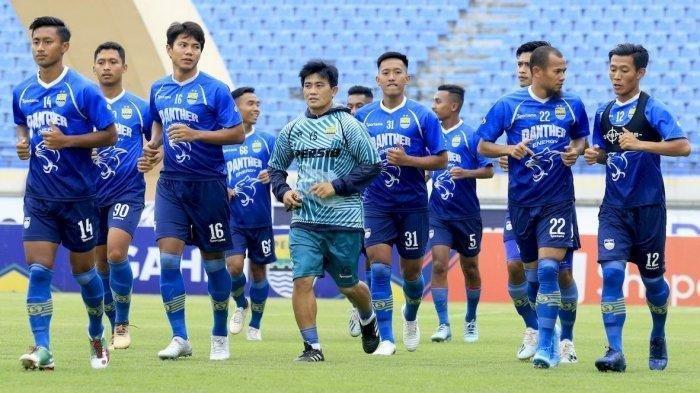 Yaya Sunarya saat memimpin latihan pemain Persib Bandung.