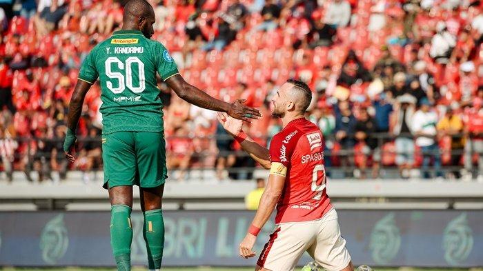 Yohanes Kandaimu dengan Ilija Spasojevic dertandingan Bali United vs Persebaya Surabaya pada pekan ke-16 Liga 1 2023/2024 di Stadion Kapten I Wayan Dipta, Gianyar, Bali pada Jumat 20 Oktober 2023.