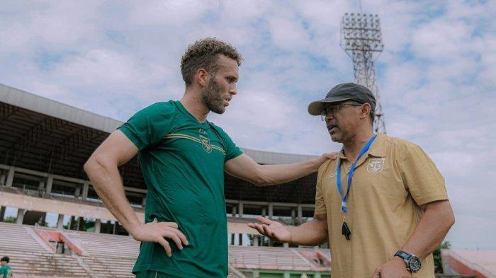 Pelatih Persebaya Surabaya, Aji Santoso (kiri) bersama playmaker barunya Ze Valente (Persebaya Surabaya).