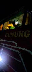 KACA PECAH - Bus pecah kaca setelah dilempar oleh remaja labil di wilayah Banjar Baler Pasar, Desa Pergung, Kecamatan Mendoyo, Jembrana, Minggu (1/10).