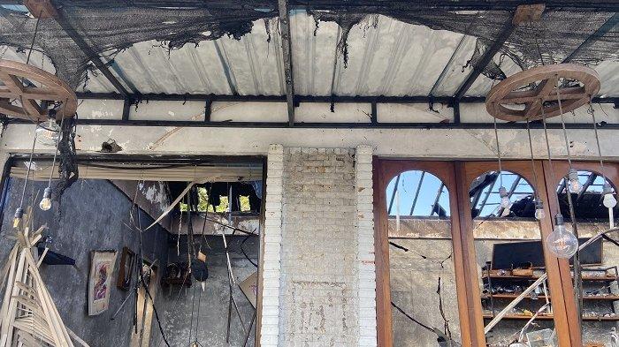 Kebakaran coffee shop di Jalan Kembang Matahari Denpasar pada, Selasa 13 Agustus 2024.