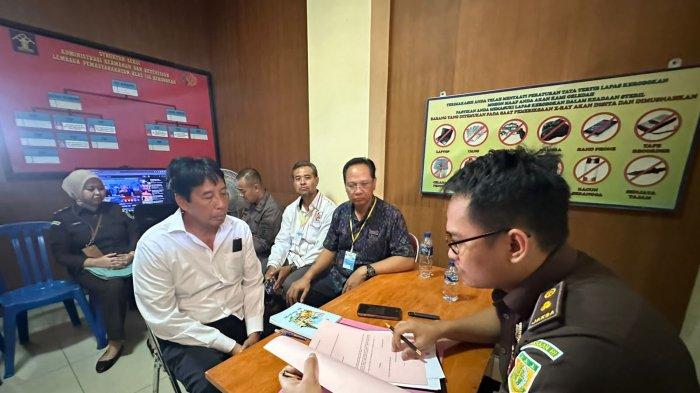 TAHAP II - Rektor Unud, Prof DR Ir I Nyoman Gde Antara MEng didampingi tim penasihat hukumnya saat menjalani tahap II di Lapas Kelas IIA Kerobokan, Badung, (12/10). 
