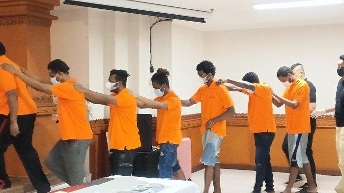 Sejumlah WNA pelanggar aturan keimigrasian yang dihadirkan pada konferensi pers di Kantor Imigrasi Ngurah Rai, Senin 22 Juli 2024.