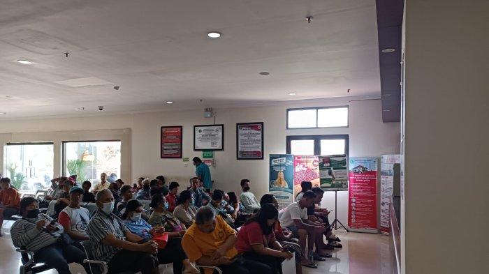 ANTRE – Warga mengantre di RS Singasana Tabanan pada Kamis (11/7). Warga mengeluhkan pelayanan di RS Singasana karena lambat dan harus mengantre berjam-jam untuk mengambil obat.