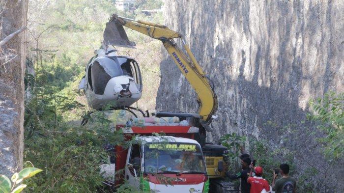 Proses evakuasi helikopter registrasi PK-WSP milik PT. Indo Aviasi Perkasa (Bali Heli Tour) di bawah operator AOC perusahaan PT. Whitesky Aviation, Minggu 21 Juli 2024. Evakuasi badan helikopter tersebut dilakukan menggunakan alat berat eskavator.
