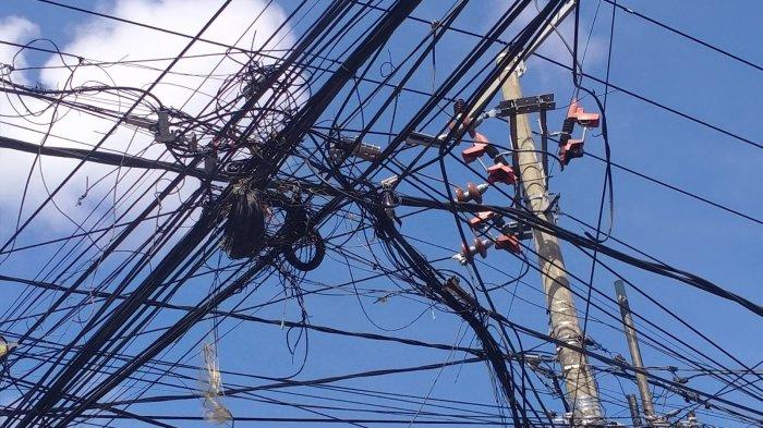 Kondisi kabel yang semrawut di kawasan Gatsu Barat Denpasar