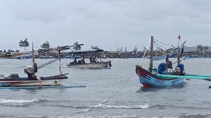 Sejumlah perahu memilih parkir di pesisir Pantai Pengambengan, Kecamatan Negara, Jembrana karena cuaca buruk, Jumat 7 Juni 2024.