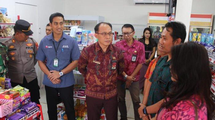Kadis Perdagangan, Perindustrian, Koperasi dan UMKM, Dewa Sudiarta saat meresmikan Buleleng Mart. Jumat (12/7/2024).