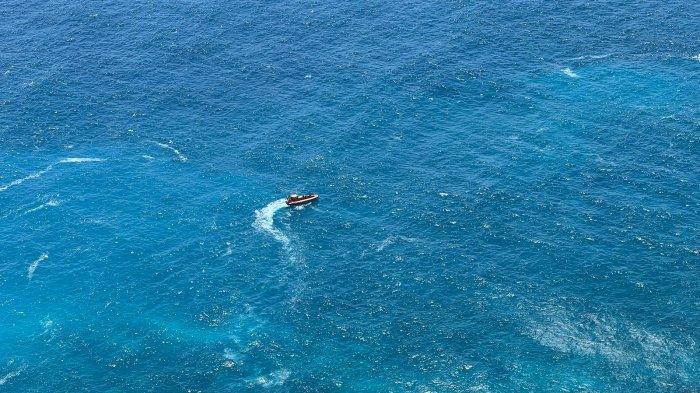 Basarnas mencari keberadaan seorang siswa asal Sumedang, Jawa Barat hilang terseret ombak saat berwisata di Pantai Kelingking, Kecamatan Nusa Penida, Rabu (30/10/2204).
