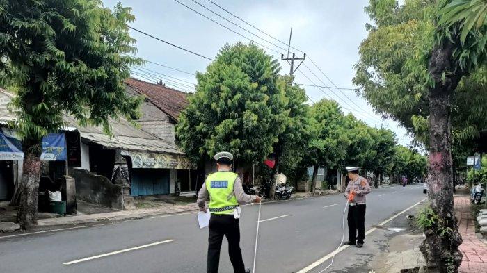 OLAH TKP - Polisi saat olah TKP di lokasi kecelakaan I Wayan Surat, di Jalan Raya Batuan, Sukawati, Gianyar, Bali, belum lama ini. INSET: Foto I Wayan Surat semasa hidup.