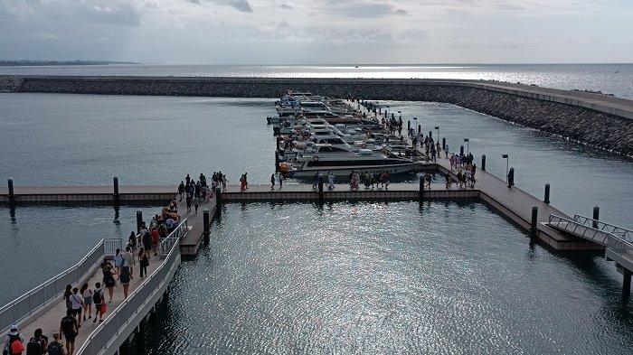 DERMAGA - Wisatawan saat berada di Pelabuhan Sanur, Denpasar, belum lama ini. Pengelolaan Dermaga Sanur tak kunjung diserahkan ke Pemkot Denpasar hingga saat ini. Pemkot Denpasar berharap agar Pemerintah Pusat menyerahkan pengelolaan dermaga ini. 