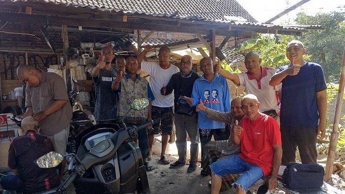 Puluhan warga di Klungkung melakukan aksi mencukur rambut hingga botak sebagai bentuk dukungan untuk Made Muliawan Arya, yang dikenal sebagai De Gadjah.