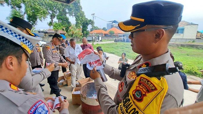 Kegiatan pemusnahan surat suara rusak di halaman Gudang KPU Buleleng yang berlokasi di Desa Pemaron, Kecamatan Buleleng. Selasa (26/11/2024)