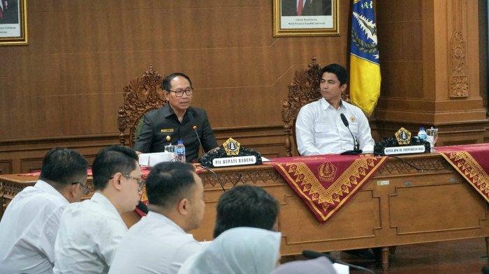 Plt. Bupati Ketut Suiasa saat menerima tim entry meeting BPK RI Perwakilan Provinsi Bali di Ruang Kriya Gosana, Puspem Badung, Rabu (30/10).