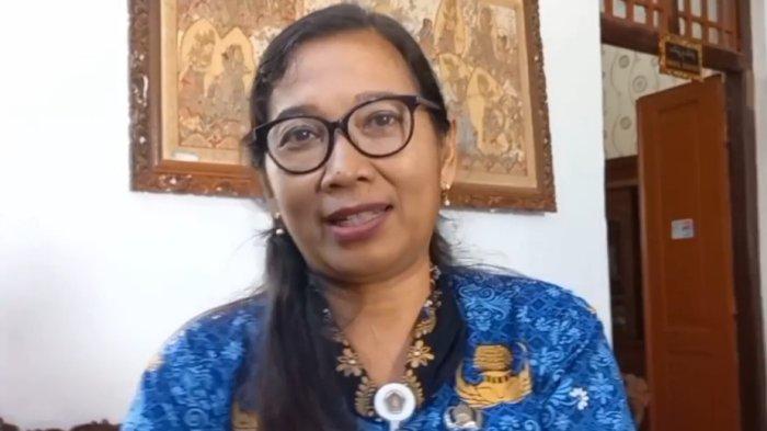 BERI KETERANGAN - Kepala Dinas Kesehatan Kabupaten Klungkung, I Gusti Ayu Ratna Dwijawati.
