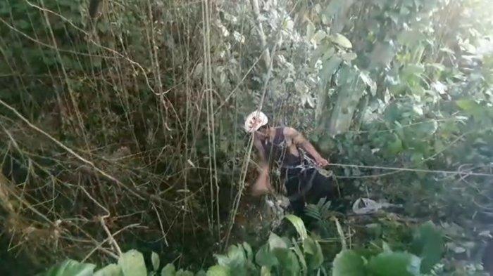 Anggota BPBD Gianyar, Bali, mengevakuasi kendaraan yang jatuh ke jurang di Desa Kemenuh, Sukawati, Selasa 14 Mei 2024.