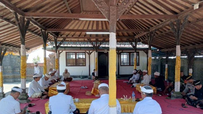 JELANG PUJAWALI - Pemangku menggelar paruman jelang Pujawali Purnama Kelima Pura Pasar Agung Besakih Giri Tohlangkir, Desa Sebudi, Kecamatan Selat, Karangasem, beberapa waktu lalu.  