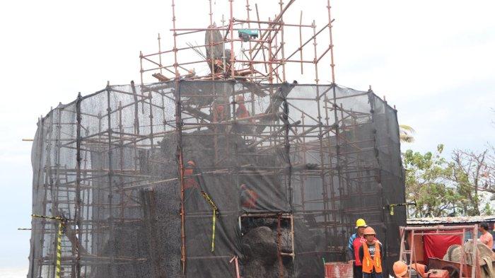 Wabup Ketut Suiasa, dan PJ Sekda Badung, IB Surya Suamba, dan instansi terkait lainnya saat melakukan peninjauan proyek di Pantai Batu Belig Kerobokan, Kuta Utara Badung.