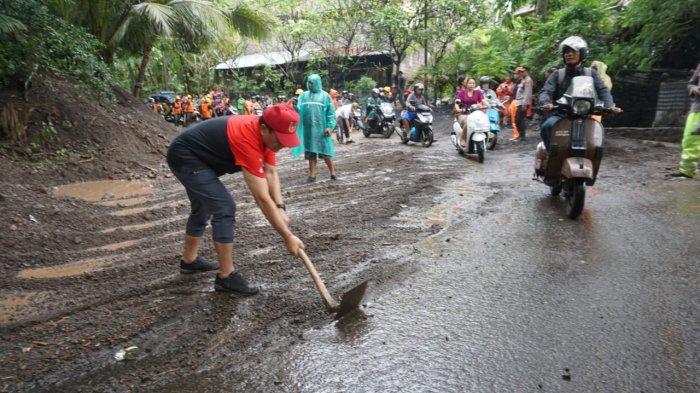 Bupati Gede Dana ikut membersihkan material longsor di Karangasem, Jumat (7/6).