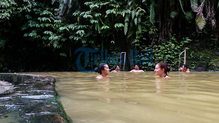 Wisatawan berendam di kolam Air Panas Angseri, Tabanan, Bali