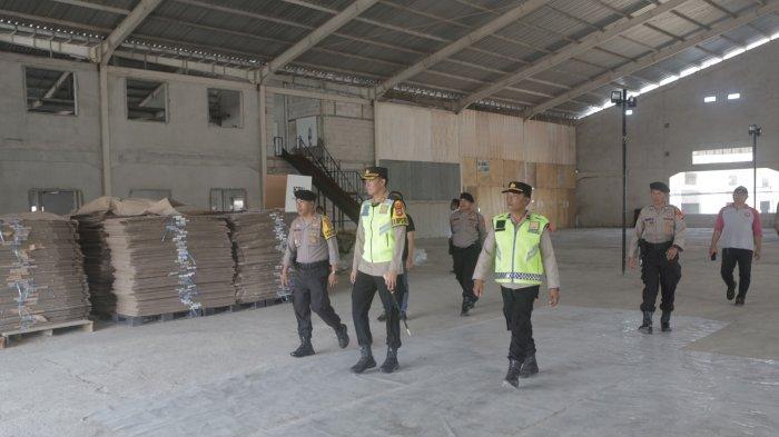 Kapolres Buleleng, AKBP I Made Dhanuardana saat melakukan pemantauan pengamanan gudang logistik untuk Pemilu 2024.
