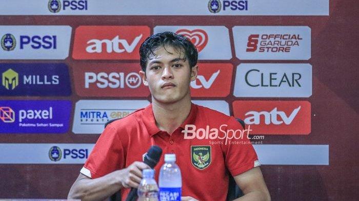 Bek timnas U-22 Indonesia, Alfeandra Dewangga, sedang memberikan keterangan kepada awak media pada sesi jumpa pers di Stadion Utama Gelora Bung Karno, Senayan, Jakarta, Minggu (16/4/2023) malam.