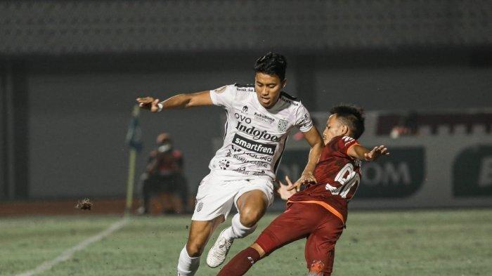Bek Bali United Made Andhika Wijaya berebut bola dengan penyerang sayap Borneo FC M Sihran 