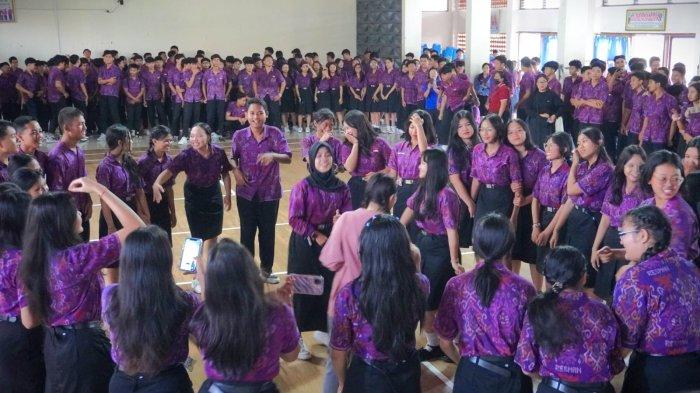 Ratusan siswa SMAN 2 Denpasar antusias mengikuti Roadshow Yamaha Fazzio Youth Festival 2024 - Roadshow Yamaha Fazzio Youth Festival Sambangi SMAN 2 Denpasar