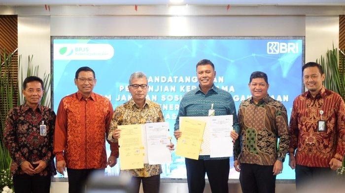 BPJS Ketenagakerjaan kembali perluas perlindungan jaminan sosial ketenagakerjaan ke seluruh pekerja apapun profesinya.

Kali ini kerja sama dilakukan dengan Bank Rakyat Indonesia (BRI), khususnya pada Debitur KUR (Kredit Usaha Rakyat).

Kerja sama ini ditandatangani Direktur Utama BPJS Ketenagakerjaan, Anggoro Eko Cahyo dan Direktur Utama BRI, Sunarso di Gedung BRILiaN Jakarta, Rabu (17/10/2023).