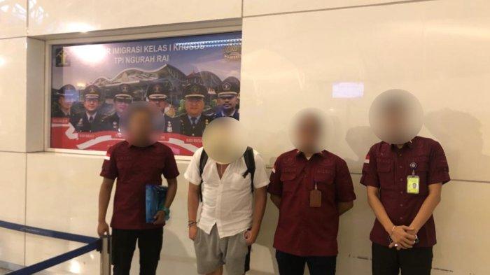 DEPORTASI - Petugas Imigrasi Singaraja mendeportasi WNA asal Jerman berinisial MN, Minggu (4/9). Bule tersebut menipu petugas Imigrasi. Ia mengaku sebagai investor padahal hanya liburan.   