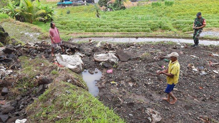 Hujan deras yang terjadi pada Selasa (2/72024) dini hari, menyebabkan air meluap dan mengakibatkan senderan irigasi di wilayah Uma Dangkan, Subak Selisihan Kawan, Desa Selisihan, Kecamatan Klungkung, jebol.