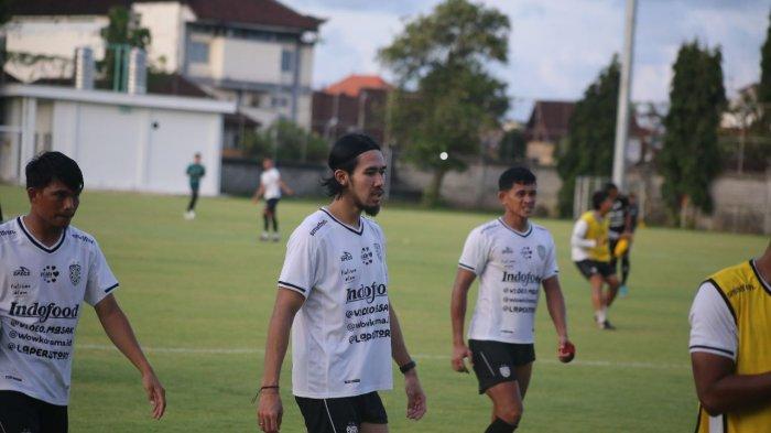Latihan - Ryuji Utomo tidak menggunakan nomor punggung 4, di Bali United seperti halnya di Persija Jakarta, dan beberapa klub lainnya yang pernah dia bela.