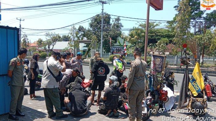Petugas dari Satpol PP dan Polres Jembrana saat memeriksa 10 anak jalanan, yang dilaporkan meresahkan pemilik toko di Jalan Udaya, Kecamatan Negara, Jembrana, Rabu 11 Oktober 2023.