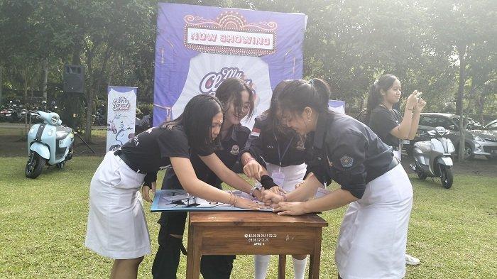 Siswa siswi SMAN 2 Mendoyo, nampak antusias mengikuti serangkaian kegiatan pada event My Classy School Yamaha di Jembrana, Selasa 4 Juni 2024. Dua motor matik jagoan Yamaha, saat ini yakni Fazzio dan Filano juga dihadirkan dalam kegiatan yang berlangsung meriah ini.
