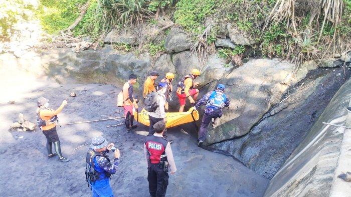 EVAKUASI – Petugas SAR mengevakuasi jenazah WNA asal Australia berinisial LCS (56) yang terseret ombak di Pantai Balian, Kecamatan Selemadeg Barat, Kabupaten Tabanan dan ditemukan di Pantai Secret Bay pada Jumat (18/10) pagi.