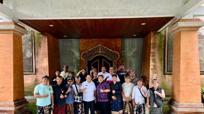 Forum Perjuangan Driver Pariwisata Bali datangi Kantor Gubernur Bali dengan Anggota DPR RI Komisi X, I Nyoman Parta lakukan audiensi terkait munculnya ojek online plat non DK beroperasi di Bali.