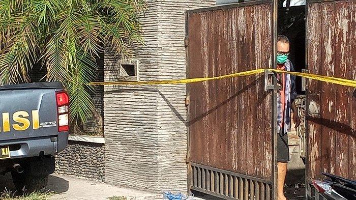 Tim Labfor Cabang Denpasar Polri membawa sejumlah barang bukti dari dalam rumah TKP.