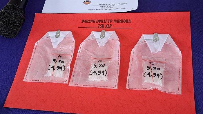 LE saat dihadirkan dalam pengungkapan kasus narkoba di Buleleng.  