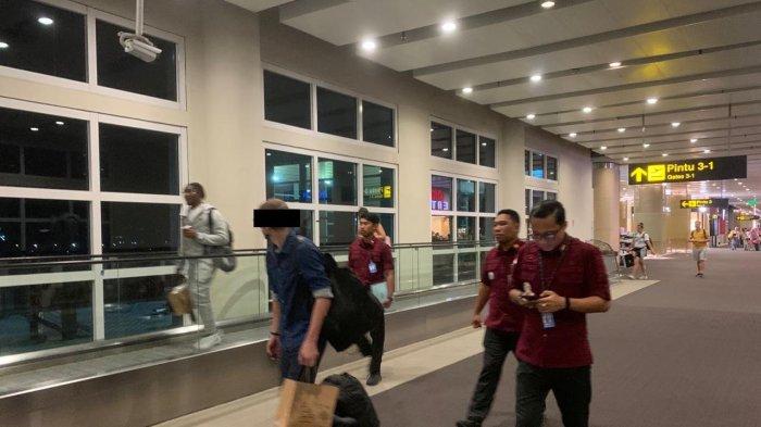 Dikawal petugas imigrasi, WN Latvia VG dideportasi ke negara asalnya karena melakukan pelanggaran keimigrasian, yakni over stay atau melebihi izin tinggal.