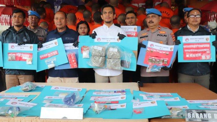 Kasat Resnarkoba Polresta Denpasar, Kompol Yogie Pramagita (tengah) dalam jumpa pers. Pamerkan sejumlah barang bukti Operasi Antik Agung 2024.