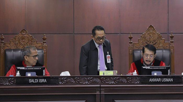 SIDANG MK - Suasana sidang permohonan uji materil Pasal 169 huruf q UU No 7 Tahun 2017 tentang Pemilu yang mengatur batas usia minimal calon presiden (capres) dan calon wakil presiden (cawapres) di Mahkamah Konstitusi (MK), Jakarta, Senin (16/10).